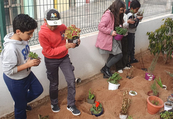 Jardinage avec les élèves des classes de 3AP